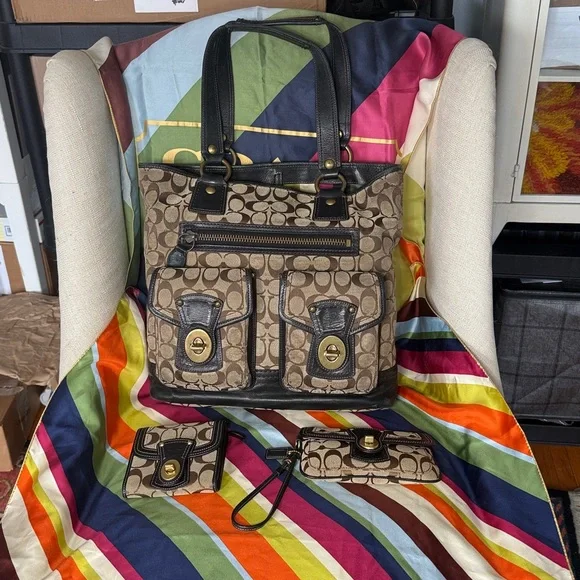 Coach Legacy Signature Gigi Tote, wristlet, flap turnlock wallet, 3-piece Set - Picture 5 of 12